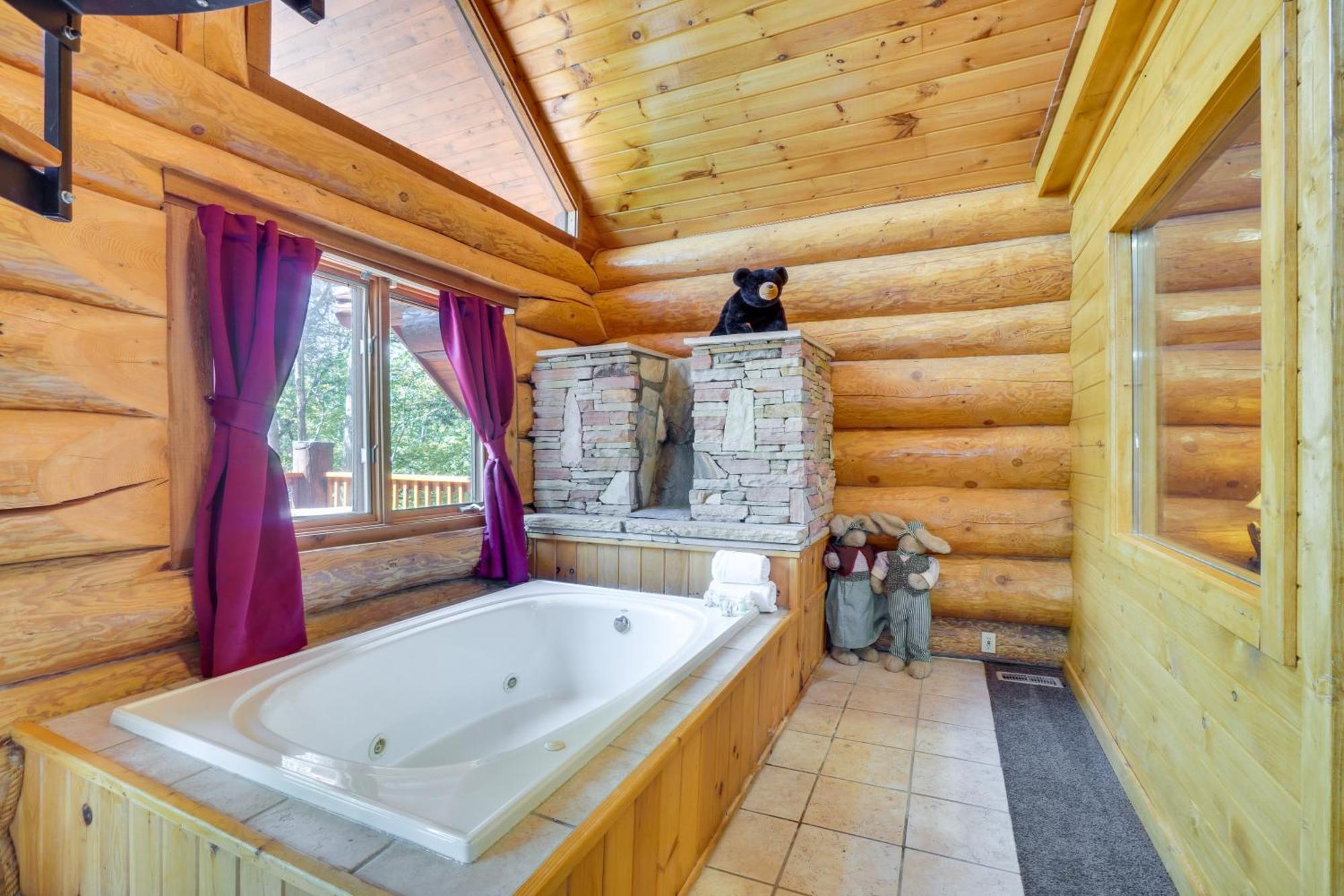 Vacation With Hot Tub And Game Room! Holiday home Gatlinburg