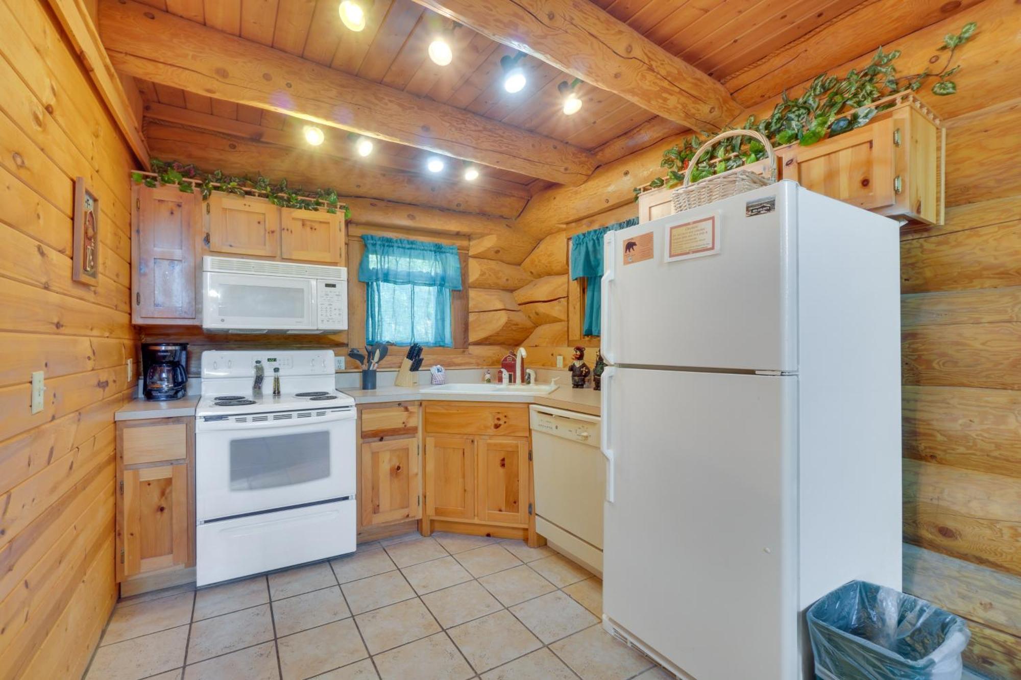 Vacation With Hot Tub And Game Room! *