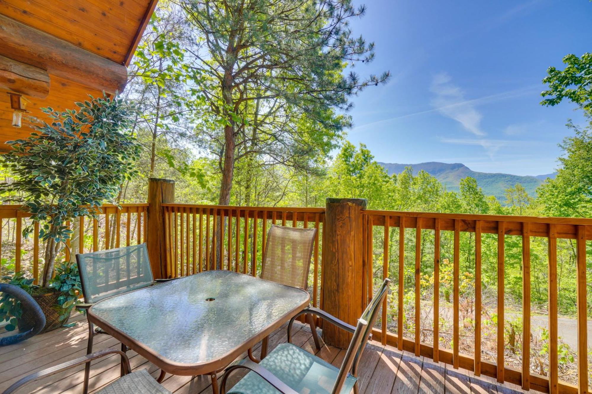 Vacation With Hot Tub And Game Room! Gatlinburg