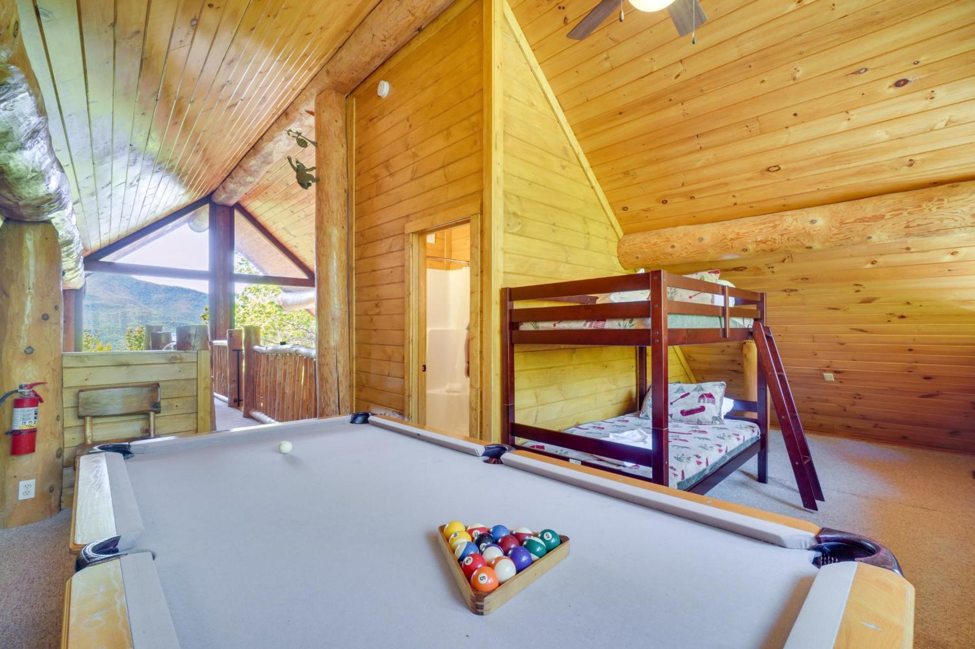 Vacation With Hot Tub And Game Room! Holiday home