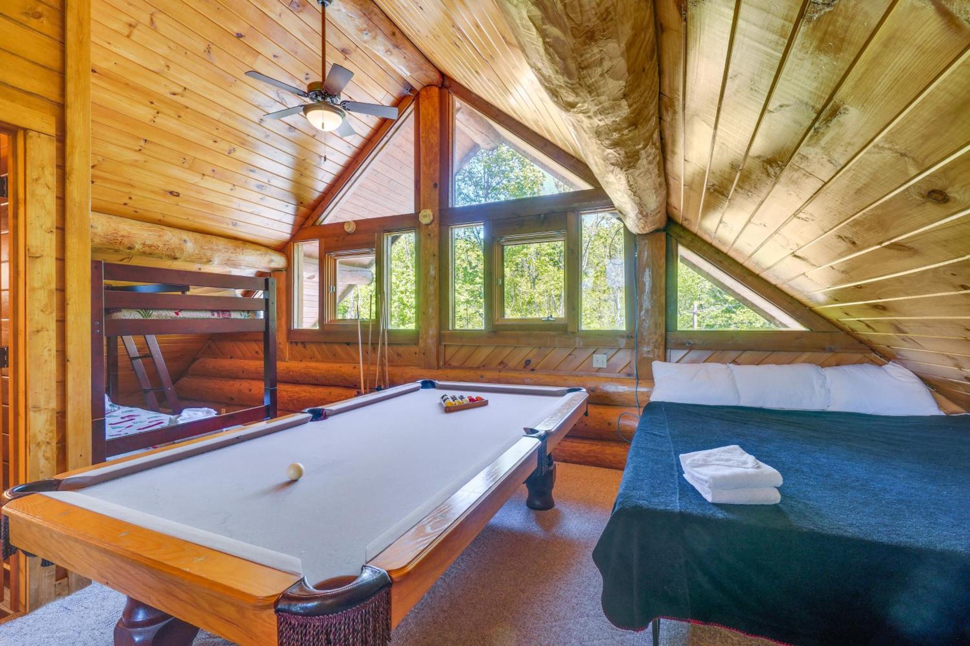 Vacation With Hot Tub And Game Room! Holiday home Gatlinburg